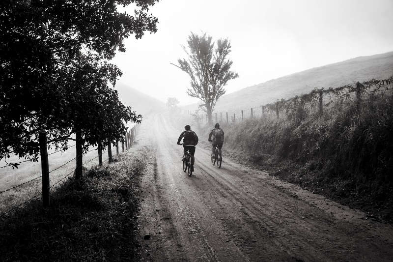 Dos ciclistas rodando por un camino en bicicleta de montaña