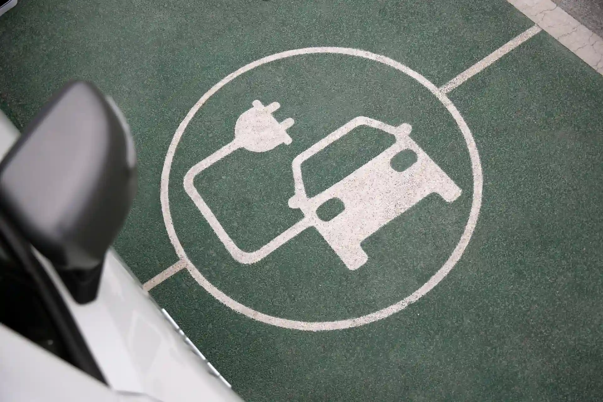 Símbolo de aparcamiento para coche eléctrico en la ciudad